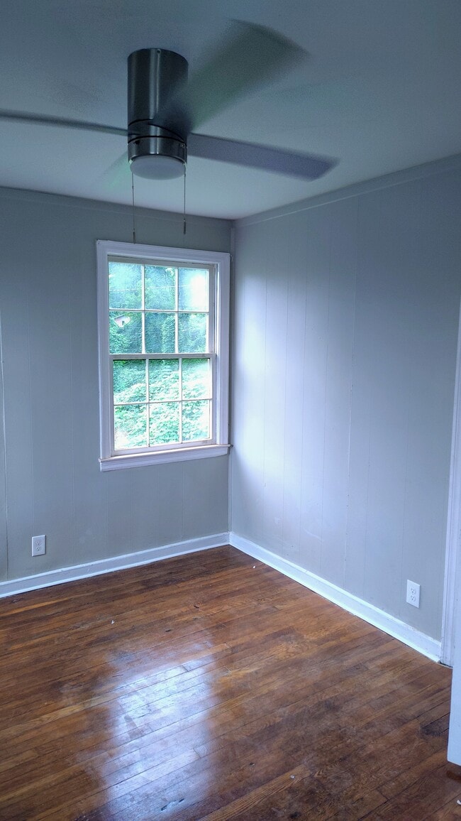 Building Photo - 2028 Saxton Ave Rental