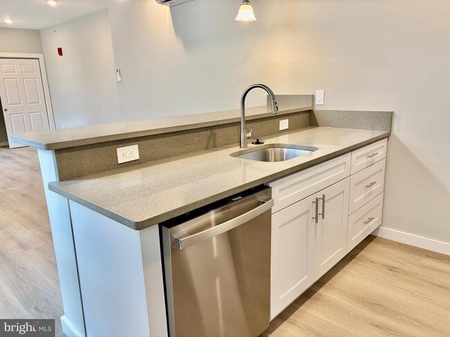 Building Photo - 5356 Cedar Ave Unit 6