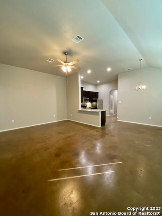 Photo - 1138 Burek Cross