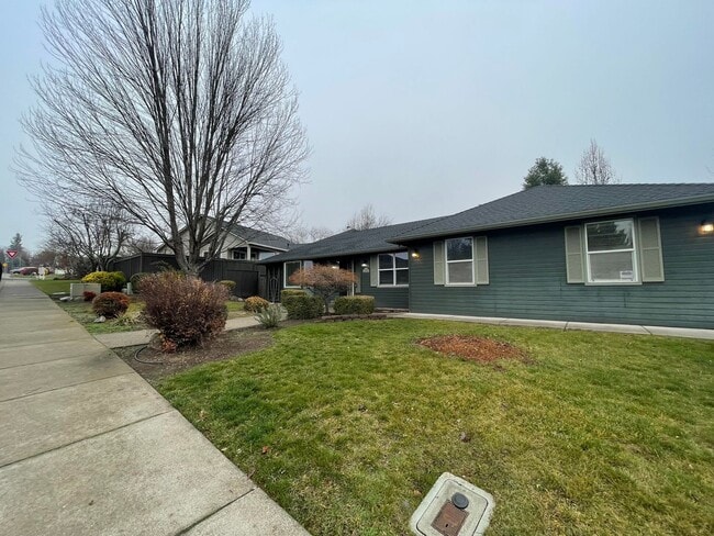 Photo - East Medford 3 Bedroom 2 Bathroom w/Large 2 car garage - Single Level