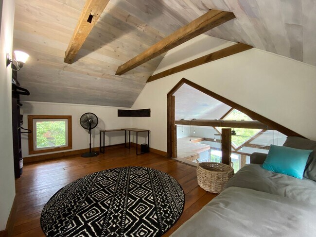 YOUR FULLY FURNISHED HOME IN THE HEART OF ... - YOUR FULLY FURNISHED HOME IN THE HEART OF ...