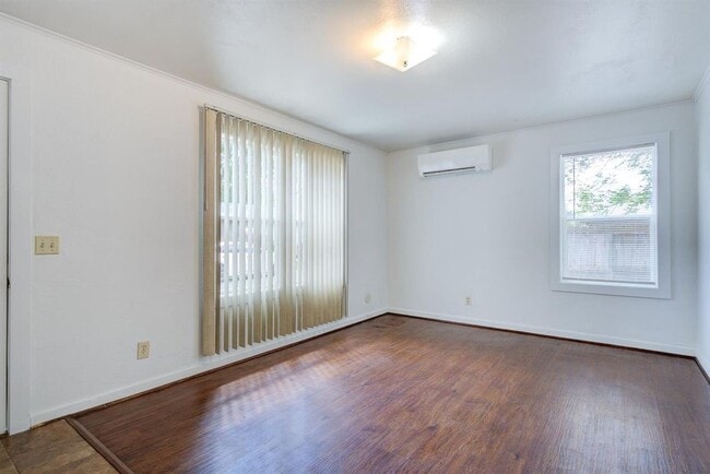 Photo - 535 Spring St