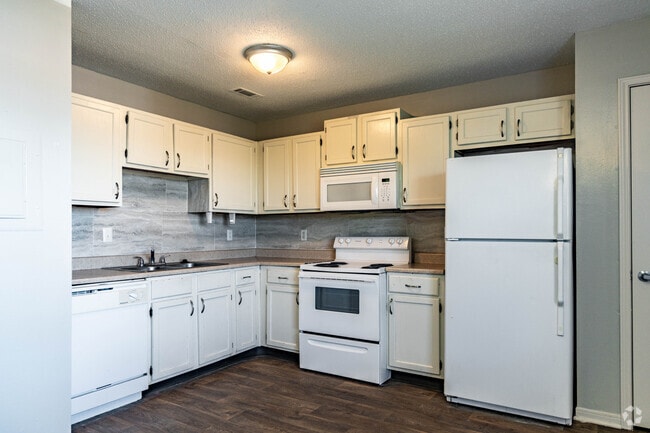 3BR, 1.5BA - 1315SF - Kitchen - Mountain Brook Townhomes