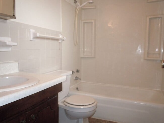 Building Photo - 831 Strong Unit A