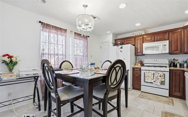 Photo - 205 Oak Grove Way