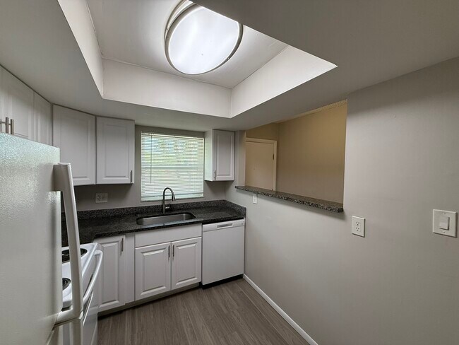 3322 Camelot Dr