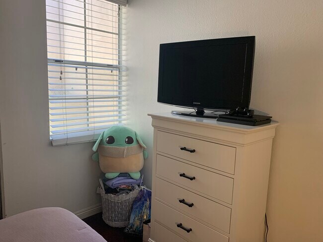 Photo - 82 Magellan Aisle Condo Unit guest room