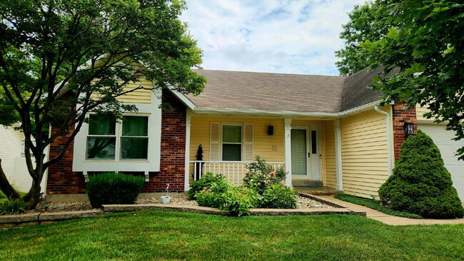 Building Photo - "Charming 3-Bed Oasis with 2.5 Baths on Carrington Court!"