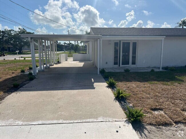 Building Photo - "Charming 2-Bed Retreat Waterfront W/Pool ... Unit B Rental