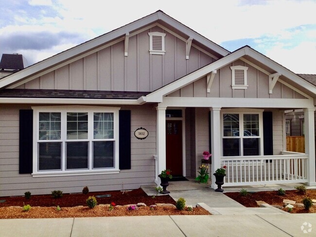 Building Photo - Gorgeous East Medford home for lease in th...