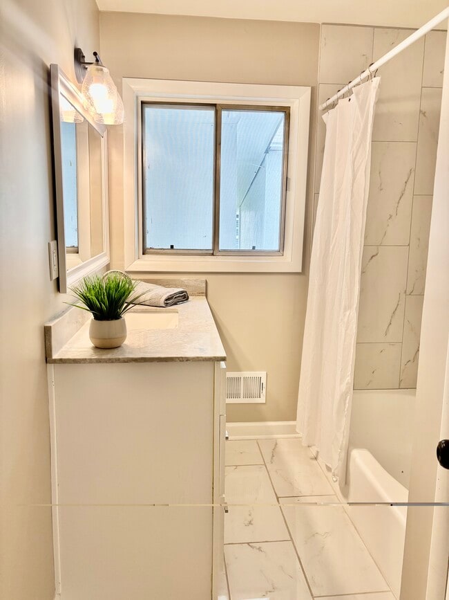 Photo - 493 Woods Dr NW
