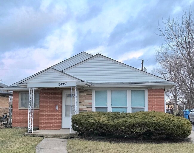 Building Photo - 15227 5th Ave