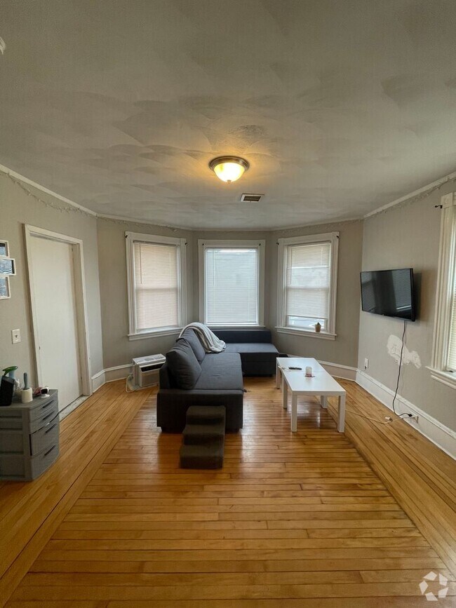 Building Photo - 640 Smith St Unit 640 Smith #3 Rental