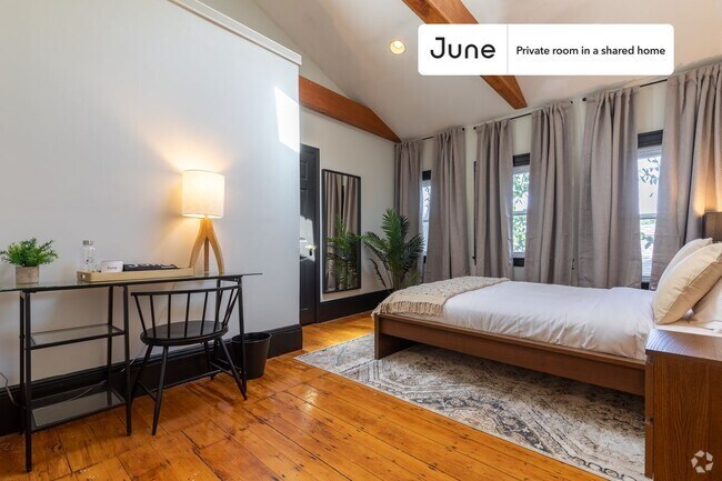 Building Photo - Private bedroom in 5 bed/2 bath Home