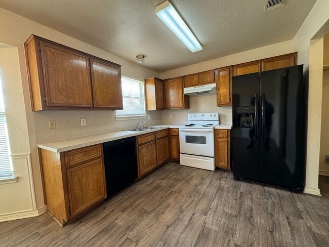 601 Lisa Ln
