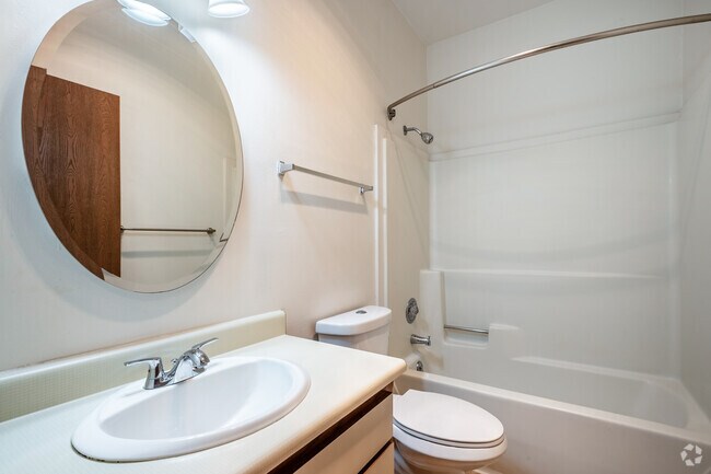 1BR, 1BA - 500SF - Bathroom