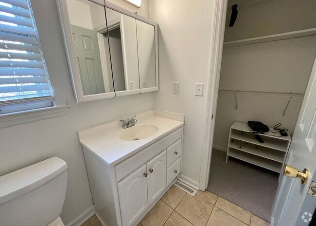 Building Photo - Available 8/1. Great 4 BR Home with Detach...