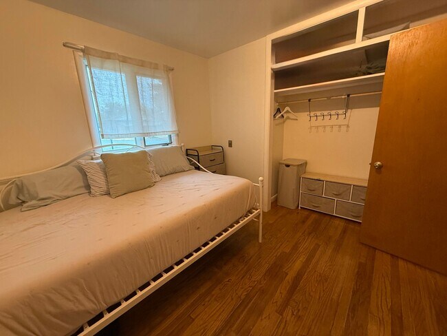 Photo - FULLY FURNISHED Midtown Three Bedroom Spac... Unidad Top