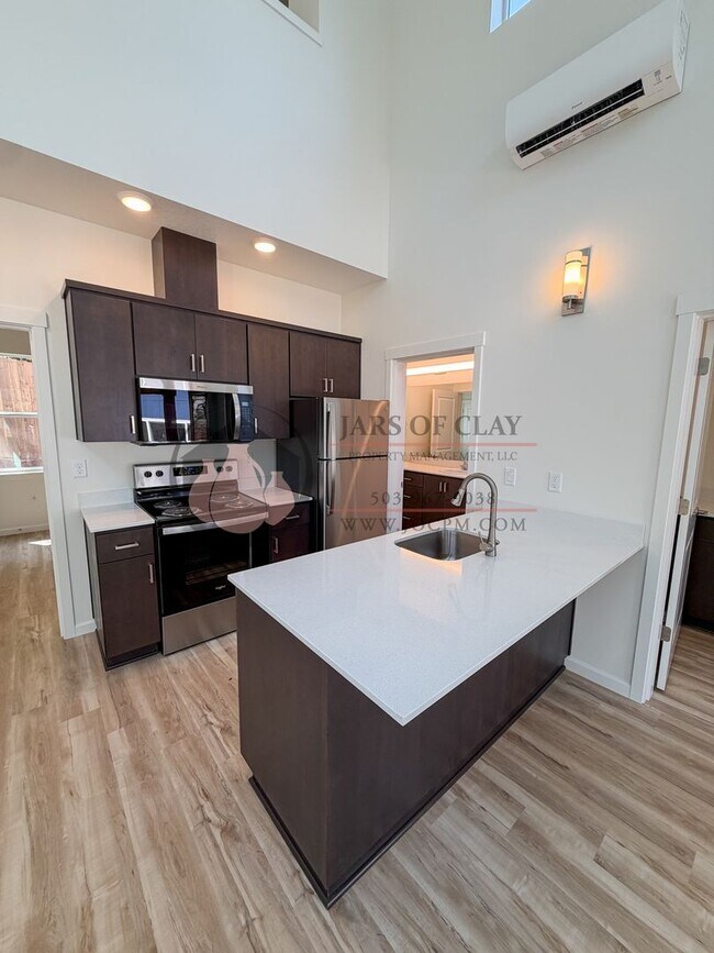 Photo - 2560 Gilbert St S