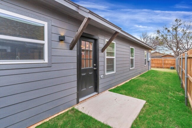 Photo - 405 Lake View St