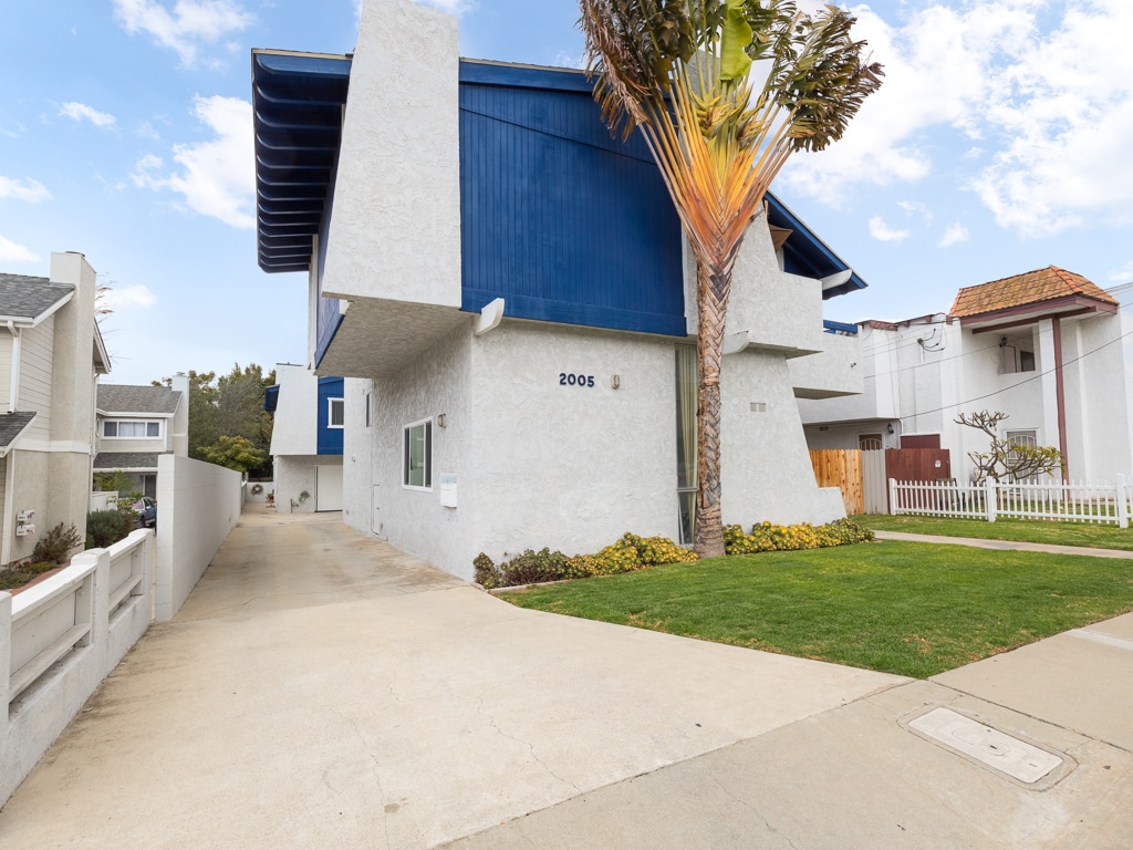 Front of Building - 2005 Pullman Ln Unit Front House
