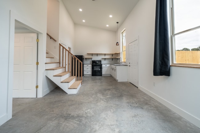 2 Earl Dr