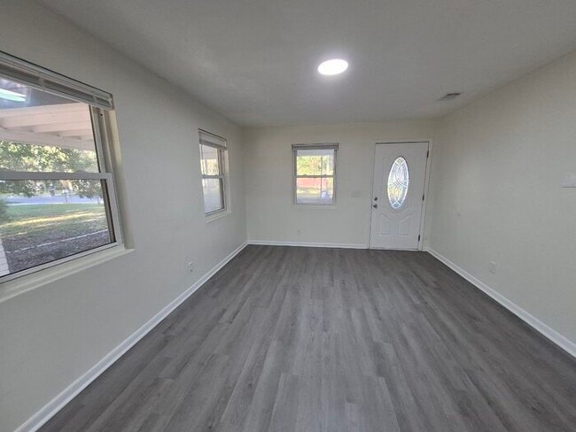 Cozy 3 Bedroom Home With Spacious Yard
