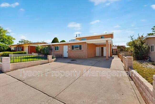 Photo - 736 Claudine St NE