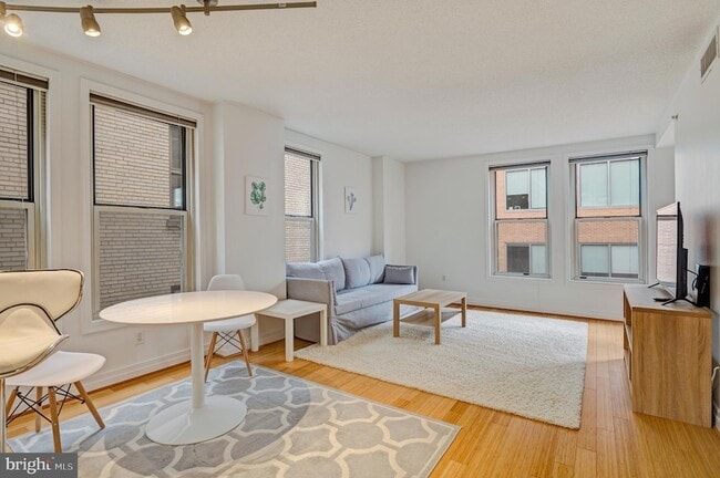 Photo - 915 E Street NW Unit 1001 Unidad 1001
