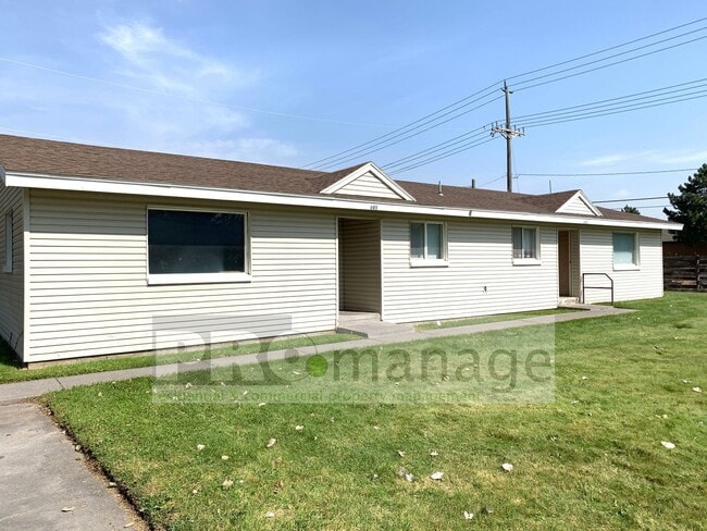 Building Photo - Cambridge Dr. (629 &amp; 637) Unit 637