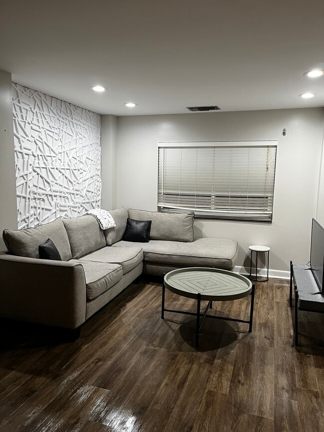Current Tenant Picture- Tenant added 3d panels to walls - 1501 Clairmont Rd Unidad 1311