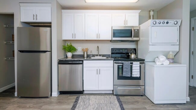 Discover the perfect kitchen with abundant cabinetry and storage as well as an in-unit washer & dryer for effortless living. - Aspen Chase