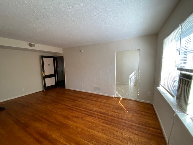 Photo - Lee Terrace Apartments Unit 4