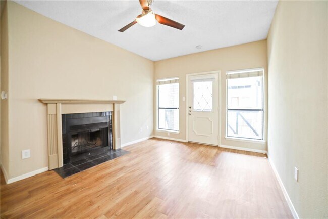 Building Photo - 806 W 24th St Unit 220