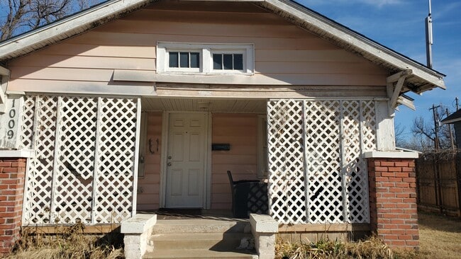 Building Photo - 1009 N Grand Ave