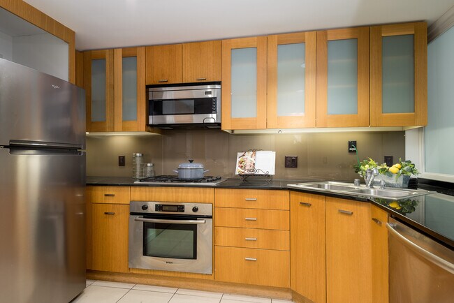 Kitchen - 333 1st St Unit N706