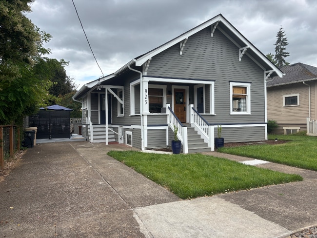 Building Photo - 925 SW Walnut St