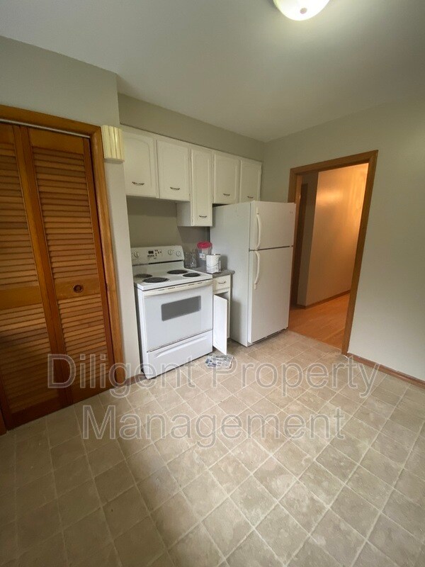 Photo - 927 Ellesmere Ave