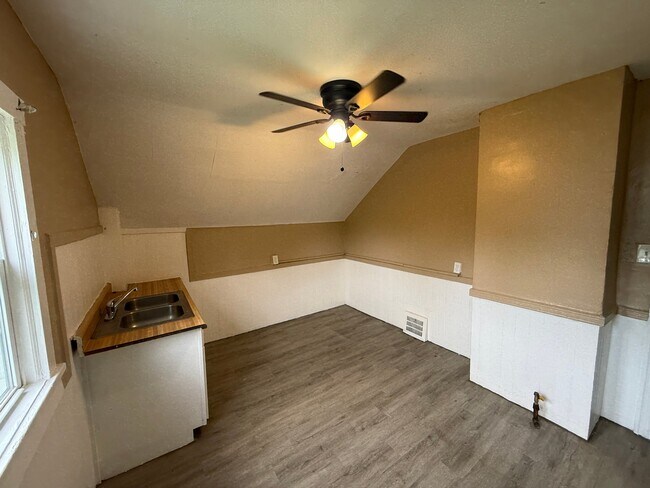 522 W 23rd St Unit Up