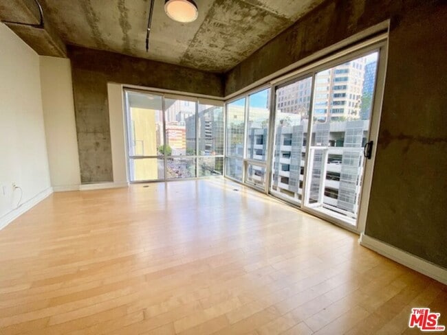 Photo - 645 W 9th St Unit 620