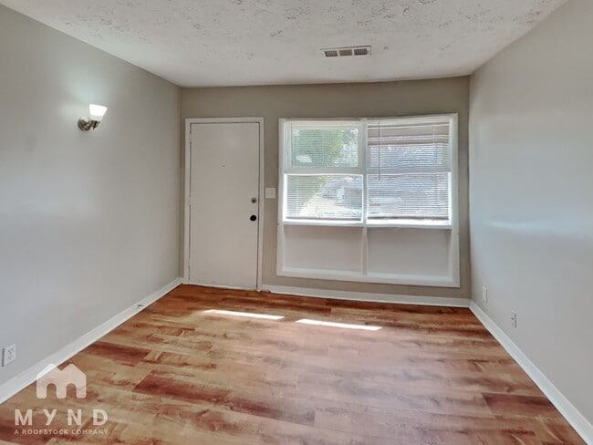 Photo - 450 Fairburn Rd NW