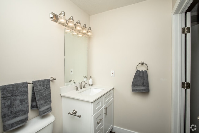 2BR, 2BA - 990 SF
