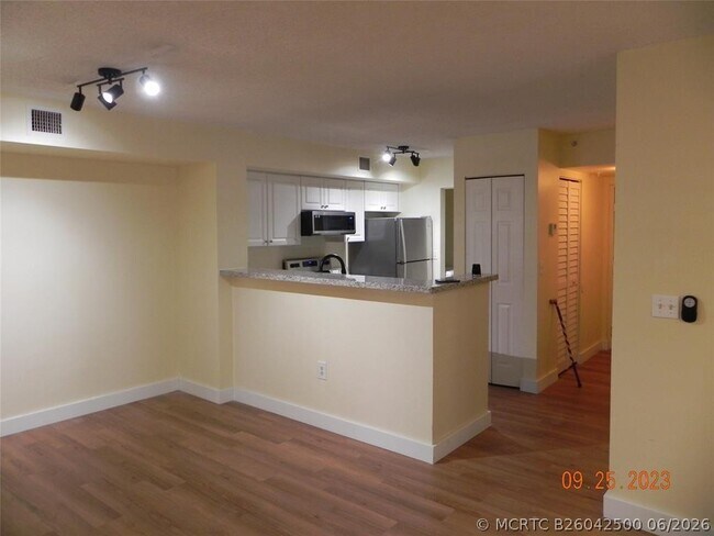Building Photo - 577 SW 111th Ln Unit 204