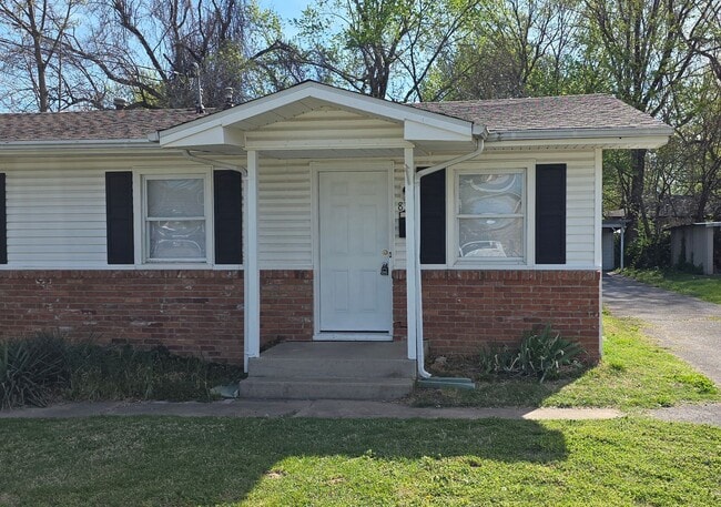 Building Photo - Link 826/830 Unit 830