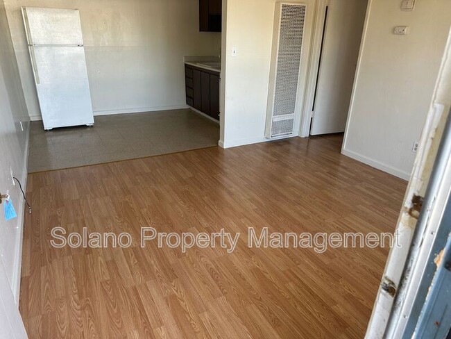 Building Photo - 1955 Grande Cir Unit #G