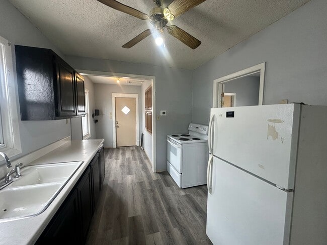 Photo - 2 bedroom, 1 bath home! Pet Friendly! Fenc...