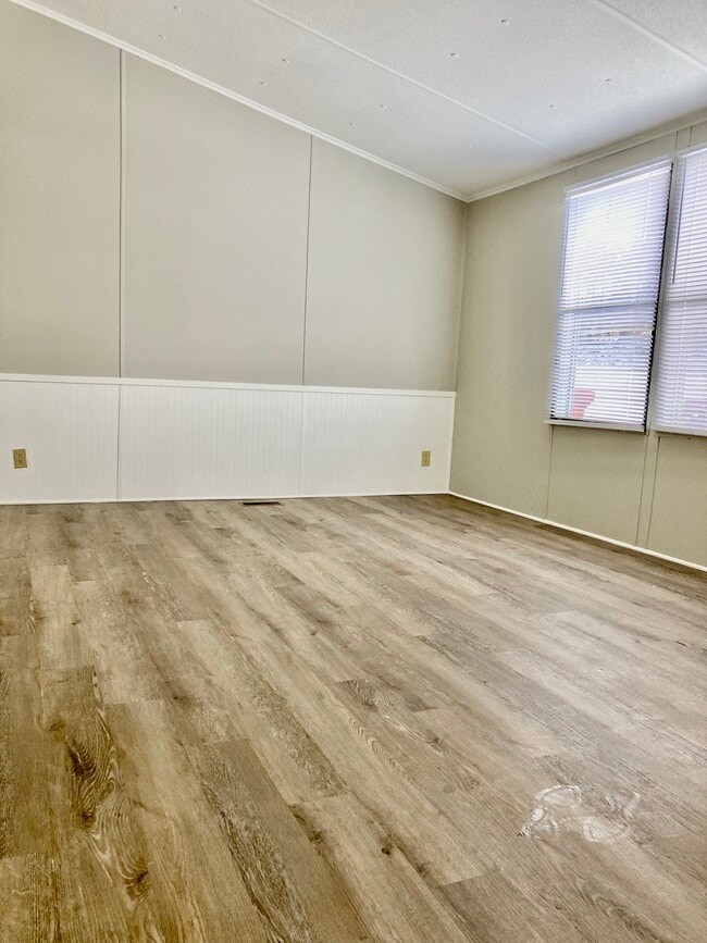 Photo - 870 Tower Rd SE