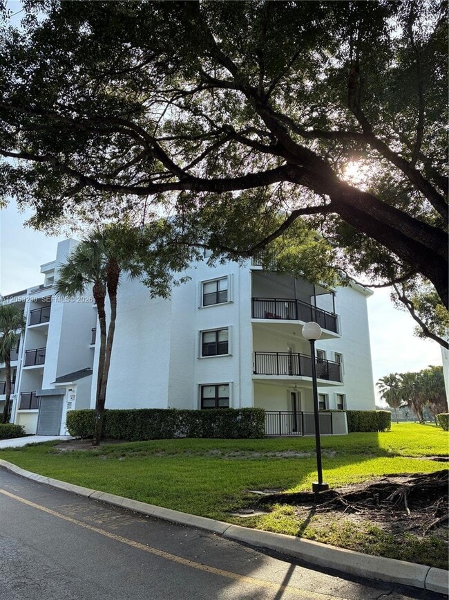 Building Photo - 16141 Blatt Blvd Unit 113