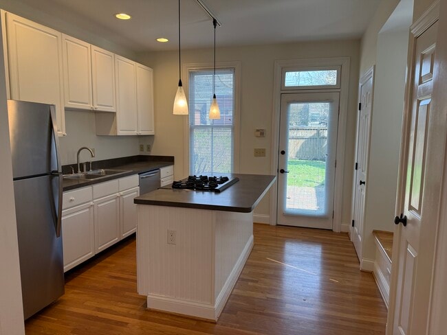 Photo - 844 Hamlet St