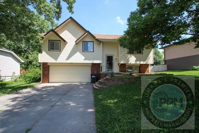 Building Photo - Discover a spacious 3Bd/2.5Ba home